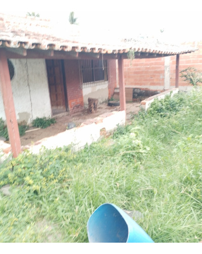Casa De Dois Quartos E Varanda,precisando De Reforma,com Rgi