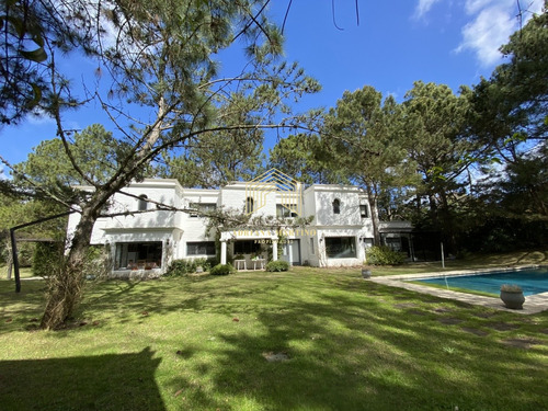 Casa En Playa Brava, Espectacular Ubicación.  5 Dormitorios Con Baños En Suite