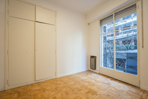 Departamento En Recoleta De 3 Ambientes Con Dependencia.