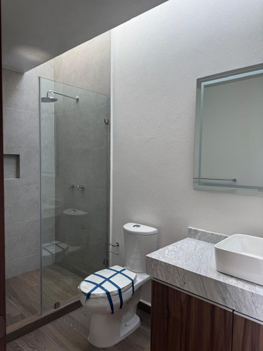 Exclusiva Casa En Venta, Moderna Casa Amplia Con Excelente Ubicación En La Exclusiva Zona Residencial De Metepec