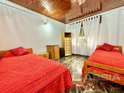 Casa Impecable Desarrollada En Dos Plantas, 3 Dormitorios, Patio, Garage, Terraza