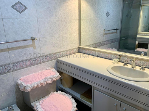 Urb. La Trinidad, Sector Sorocaima, Cerca Centro Médico Docente La Trinidad !! Excelente Apartamento, Con O Sin Muebles, 184 M2, 3 Hab., 3 Baños, 2 Pe. Condominio Tipo Resort. Inmejorable Ubicación !!