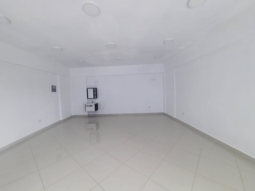 Rento Local En Primer Piso. En El Centro De Bela Vista, Nuevo A Estrenar