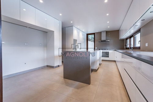 Casa En Venta De 5 Dorm. En Lo Barnechea