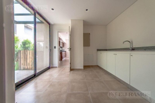 Imagen 11 de 27 de Casa A Estrenar Sobre El Lago - Lagos Del Golf