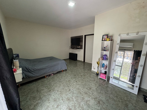 Casa 2 Ambientes, Amplio Terreno Ideal Para Inversion