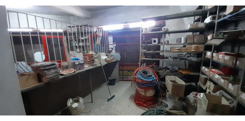 Amplio Local Comercial Sobre Av. J. M. Paz En Alquiler.