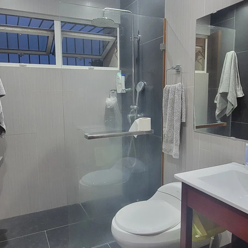 Te Vendo Hermoso Apartamento 4to Piso,en Santo Domingo.