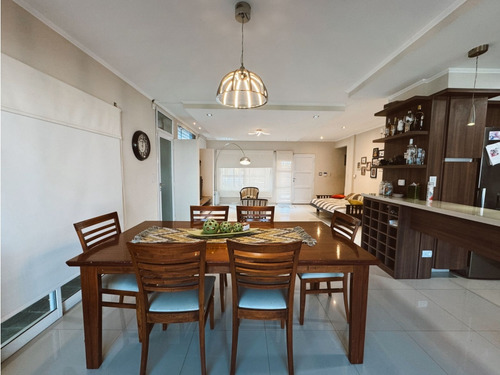En Venta Amplia Casa 4 Dormitorios, Cocheras Y Fondo Verde Con Pileta