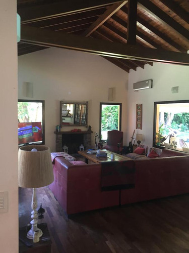 Excelente Casa En Venta En San Isidro Lomas De Santa Rita Sobre Calle Cortada