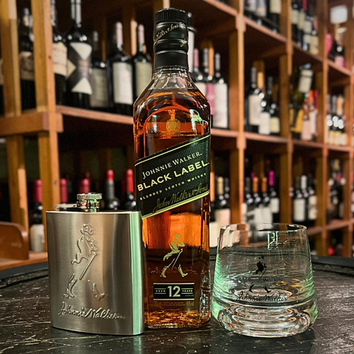 Combo Whisky Johnnie Walker Black 750ml + Vaso + Petaca