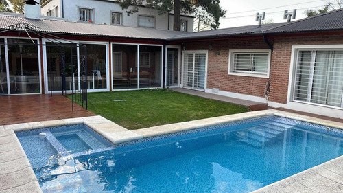 Casa En Venta - 3 Dormitorios 3 Baños - 390mts2 - Ituzaingó