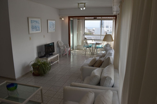 Cerca De La Zona Del Puerto Con Amplio Living Comedor- Ref: 5707