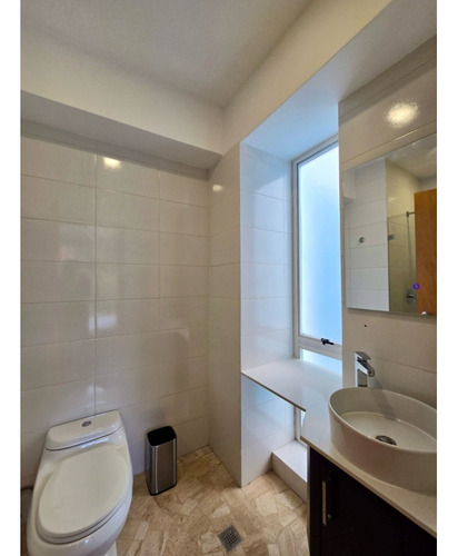Apartamento En Alquiler 250 M2.- Urb. La Castellana