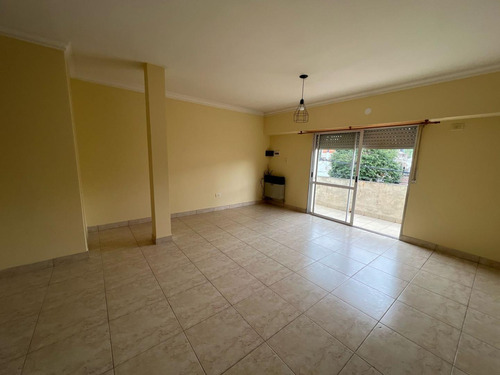 Alquilo Excelente Piso En Caseros De 3 Ambientes Grandes Con Terraza Y Patio Propio!! F: 4571