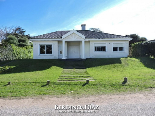 Increíble Y Preciosa Casa Con Excelente Entorno Cerca Del Mar- Ref: 450
