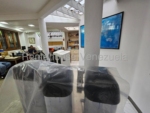 Ms: 25-8955. Se Vende Amplia Casa Quinta En Colinas De Bello Monte. A=450m2, 6h, 3b, 3p.