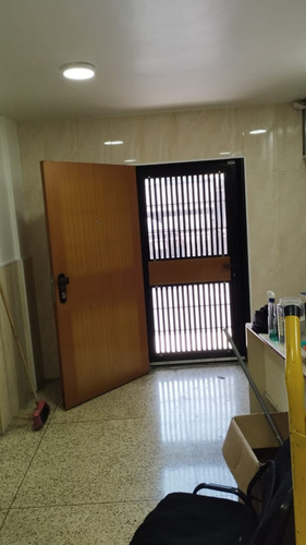 En Venta Local Comercial En La Urb. Prado De María Calle El Carmen, Parroquia Santa Rosalía, Pb Edif. Luisa Argentina A Pocos Metros De La Iglesia La Milagrosa. Ma. Fda. Varela