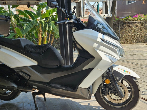 Scooter Kymco 250i, Único Dueño, Factura Original Color Blan