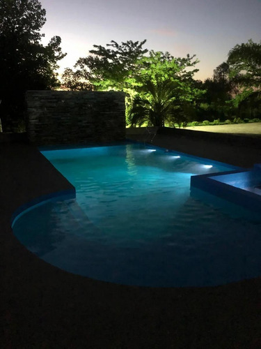 Casa En Venta - 5 Dormitorios 4 Baños - 10.062mts2 - San Miguel Del Monte