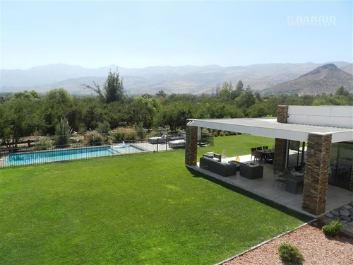 Casa En Venta De 5 Dormitorios En Colina