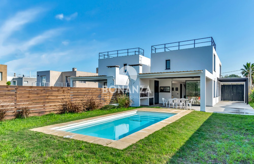 Casa En Venta A 50 Metros De La Playa. Piriápolis - Punta Colorada. Piscina 3 Dormitorios, 3 Baños 