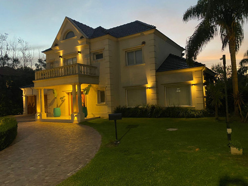 Hermosa Propiedad En Venta En Barrio Privado Santa Ana