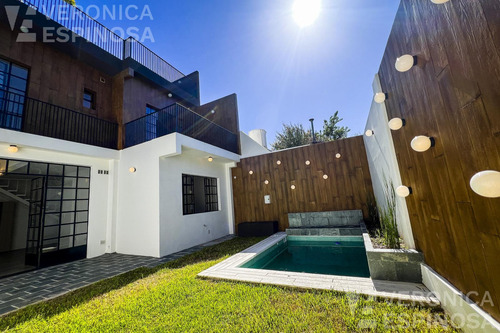 Casa En Venta De Cuatros Ambientes - Haedo Sur