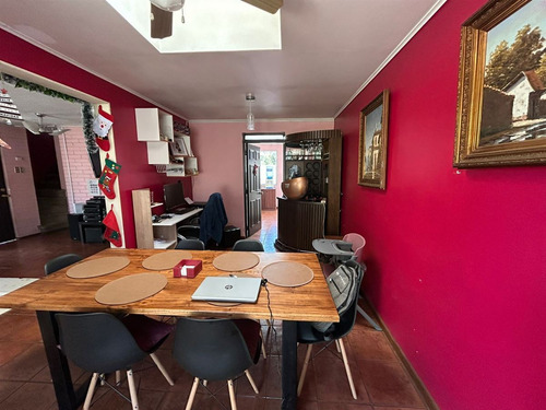 Casa En Venta De 7 Dorm. 3 Baños En Peñalolén