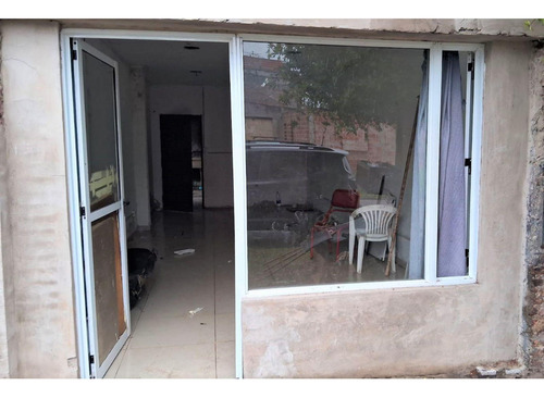 Casa En Venta - 2 Dormitorios 1 Baño - 153mts2 - Morón