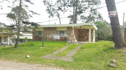 Casa En Barrio Country- Ref: 2718