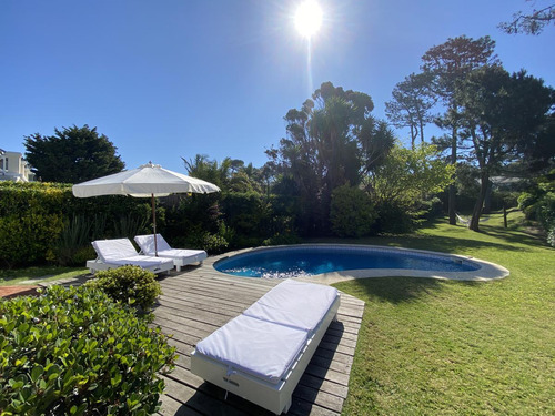 Casa  En Punta Del Este En La Barra. Vista Al Mar Desde Planta Alta.