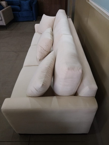 Imagem 3 de 6 de Sofa Dendi Base Madeira 220cm Suede Cru Pronta Entrega