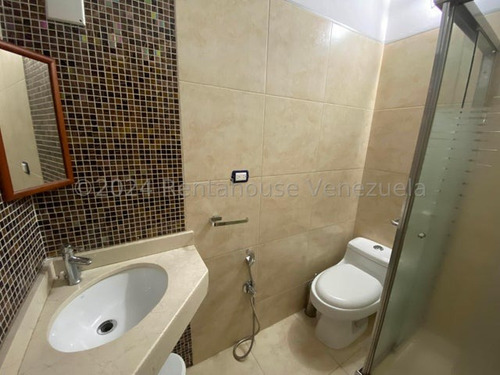 Espaciosa Casa Concepto Abierto, Ubicada En San Luis, En Venta, 25-9451