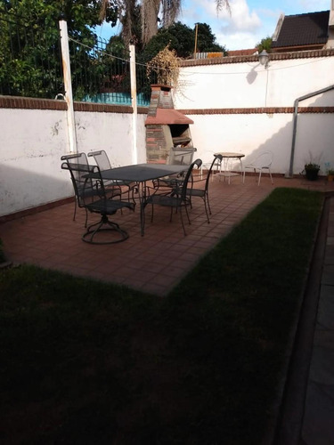 Casa En Venta - 2 Dormitorios 1 Baño - Cochera - 250mts2 - Morón