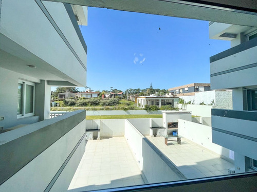 Imagen 10 de 11 de Apartamento En Venta De 2 Dormitorios En Playa Mansa (ref: Lij-5412)