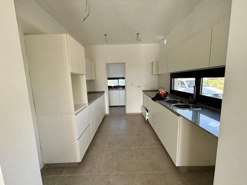 Venta Casa En San Sebastian Area 12 - 4 Ambientes