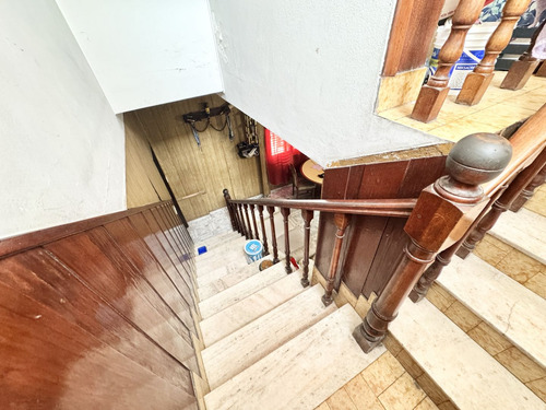Venta De Casa Con Patio Y Terraza En Pompeya