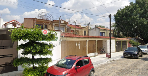 Casa En Remate Bancario En Calz. De Los Pirules, Granja, Zapopan, Jalisco (60% Descuento, Excelente Plusvalía) ¡gran Oportunidad De Inversión! - Sk12