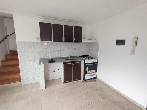 Alquiler. Depto. De 2 Amb. En Duplex. Excelente Ubicacion Y Estado