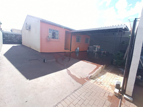 2 Casas No Mesmo Patio Com Muros Altos Separando