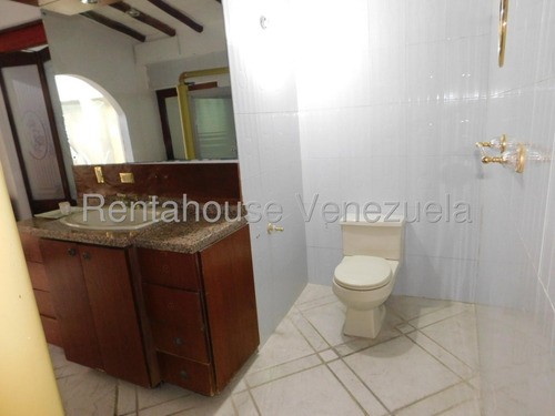 Maria E. Vende Negociable !! Esta Casa No Solo Es Un Hogar, Sino Una Oportunidad De Crecimiento Y Valor A Largo Plazo!!, Con Una Cálida Piscina, En Parroquia Catedral, Lara#25-11394*