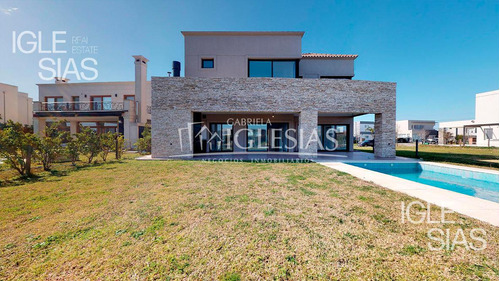 Casa Al Lago En Venta Con 4 Dormitorios En Los Lagos, Nordelta.