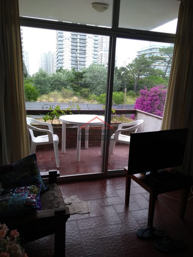 Buena Ubicación A Pasos De Playa Brava Y Mansa . - Ref: 5138