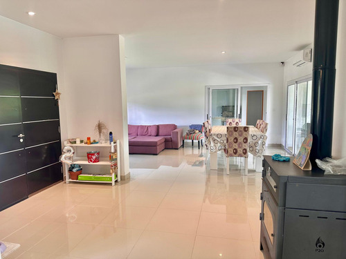 Casa En Venta 5 Ambientes Con Cochera, Pileta, Galeria