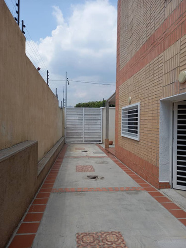 Casa En Calle Cerrada En Urb. Ciudad Jardín Mañongo. Plc-1068
