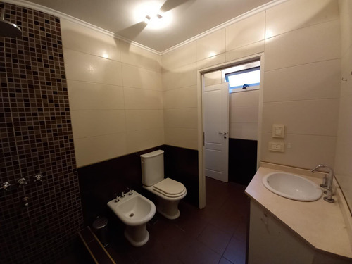Casa En Venta De 5 Ambientes Con Cochera, Jardín Y Quincho