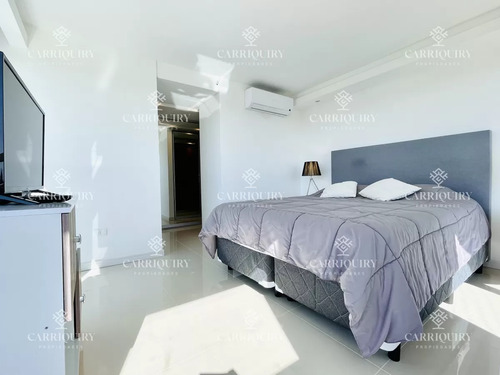 Apartamento De 2 Dormitorios Y Dependencia En Playa Brava - Punta Del Este