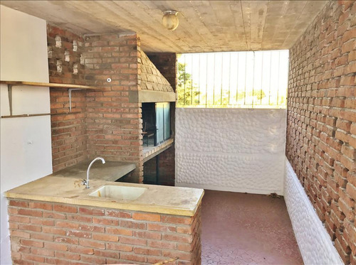 Apartamento En Venta De 2 Amplios Dormitorios Y Patio En Avenida Céntrica De Colonia
