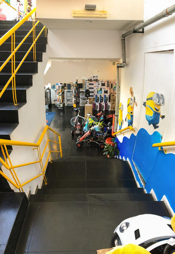 Venta Local Comercial Con Renta En Dólares Sobre Av. Flores En Colonia Uruguay.